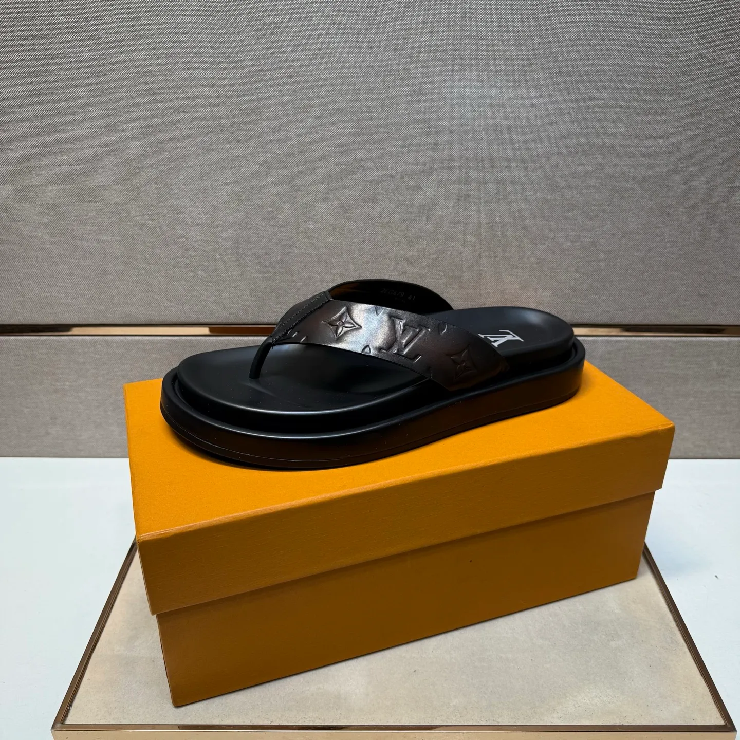 ⬛️Men's shoes 💰p400 [LV～] Men's casual slippers 2025z cabinet sales simultaneously 🔶Size: 39-44#️⃣ 🔷4 colors🔜The upper is made of cowhide stitching➕Genuine leather lining, comfortable and breathable, sole: original comfortable and wear-resistant outsole, ⚠️Real 📱Photographed🎬The real thing is better📢📢📢